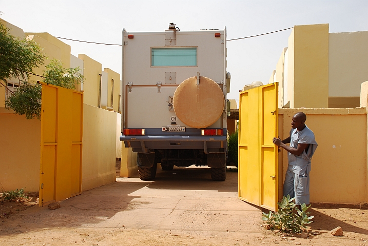 Eng war’s im Hotel Canari, Obelix beim Rausfahren