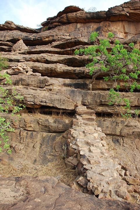 Gemauerte Treppen erleichtern den Auf-/Abstieg über die Falaise