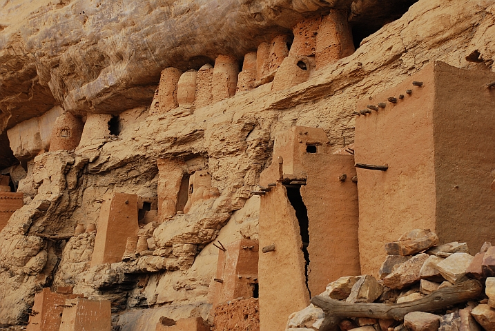 Telem-Bauten zuoberst in den Felsen in Teli