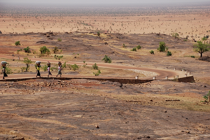 4 Frauen aus Djiguibombo unterwegs zum Markt von Kani-Kombolé am Fuss der Falaise de Bandiagara