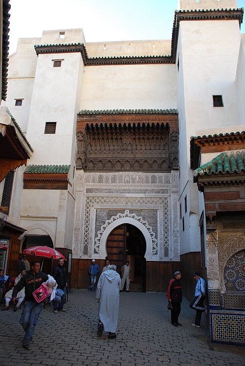 Eingangstor zum Funduq Nejjarine in Fès, in der grauen Djellaba unser Guide