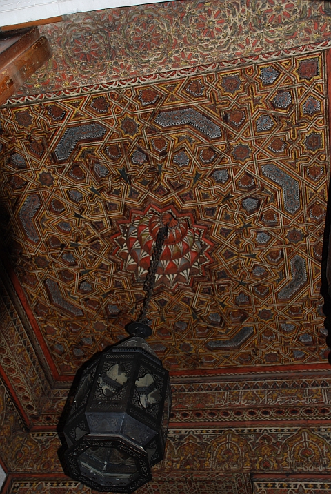 Holzschnitzdecke im Funduq Nejjarine in Fès