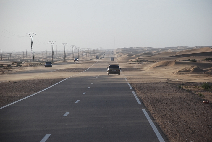 Wüsten-Autobahn zwischen Laâyoune und Foum el Oued