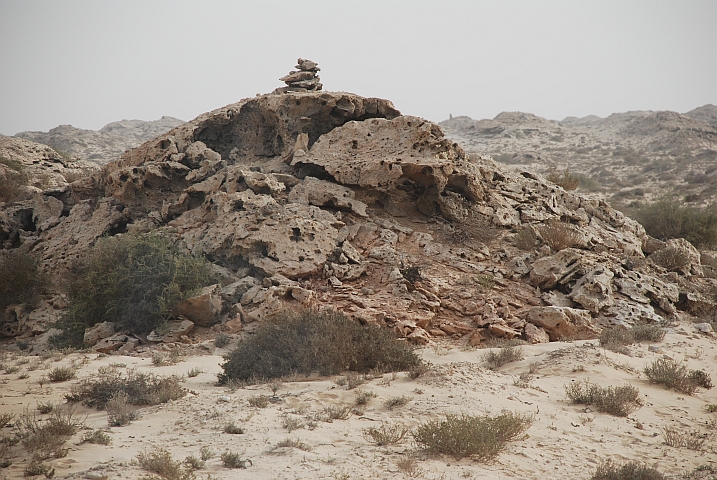 “Explodierte“ Felsen in der Westsahara kurz vor Guerguarat