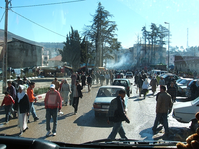 Gewimmel in der Durchgangsstrasse von Ketama im Rifgebirge