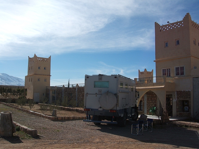 Obelix tankt Wasser in Midelt