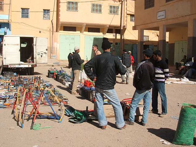 Thomas plaudert mit einem Eisenwarenverkäufer auf dem Markt in Jorf