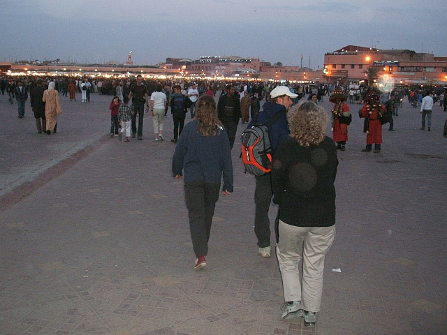 Gaby, Köbi und Isabella auf dem Djamâa el-Fna in Marrakech