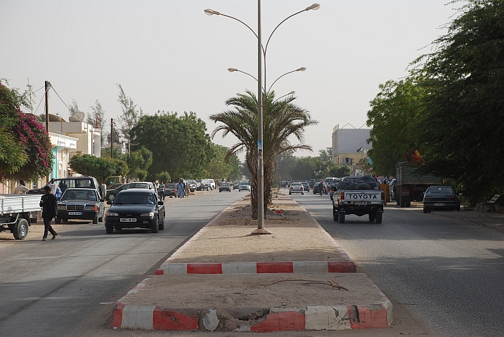 Eine der Hauptstrassen in Nouâkchott