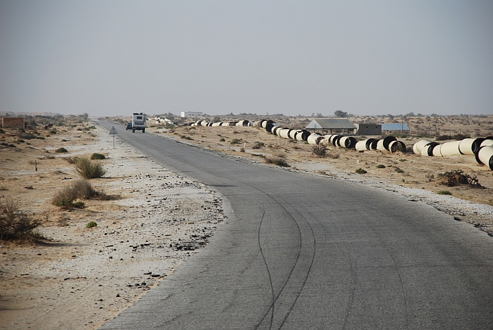 Grosse Röhren reihen sich Kilometer an Kilometer