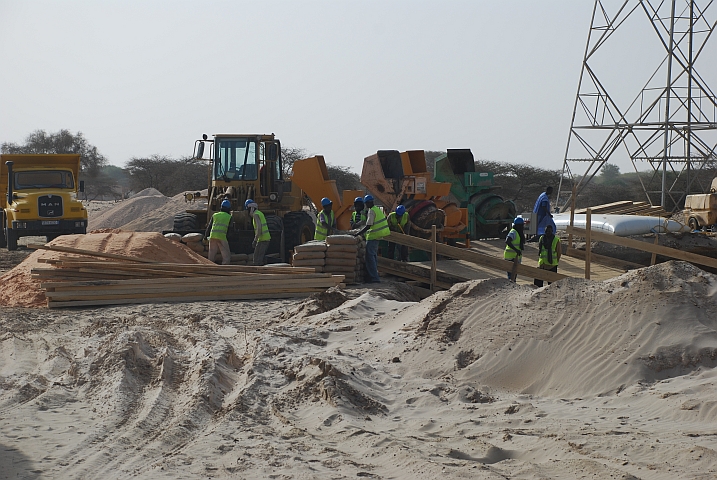 Baustelle - Die Röhren werden unter den Boden verlegt