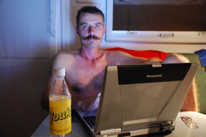 Der etwas frustrierte Thomas spät abends am Laptop