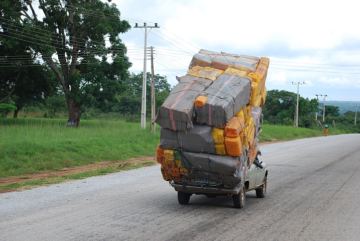 Nicht etwa ein Peugeot-Pickup sondern eine gut beladene Limousine