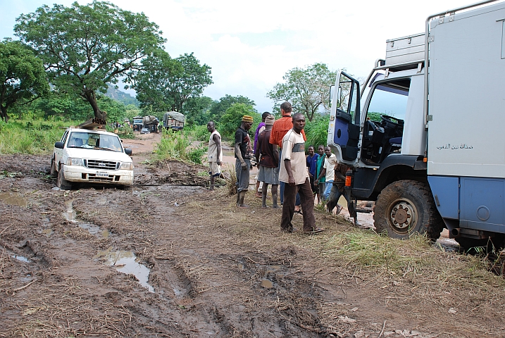 Erster Bergeversuch beim blockierten Schlammloch