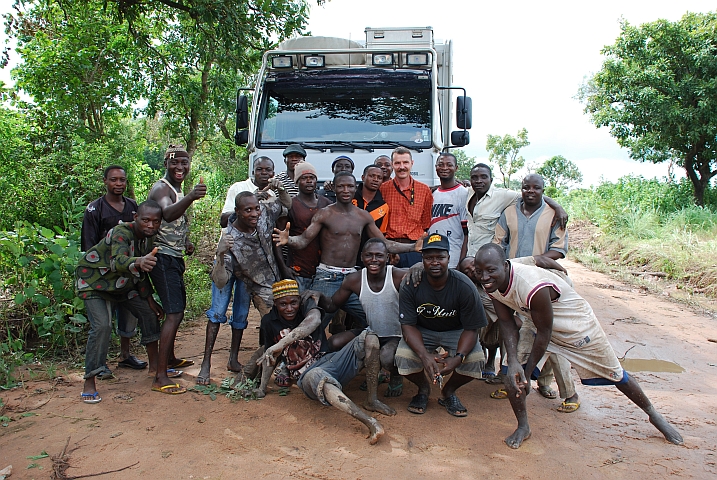 Das Bergungsteam des 4x4 Pickup am blockierten Schlammloch vor Ogboro