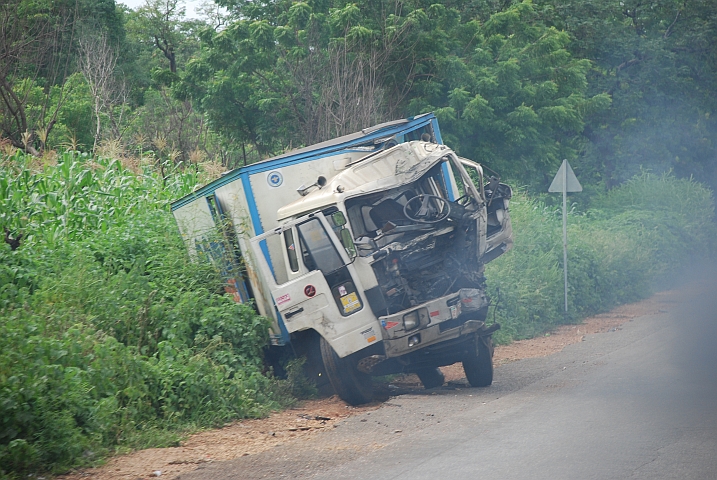 Eines der zahllosen, grausigen Wracks auf der Nord-Südachse