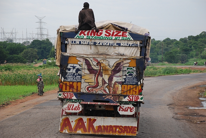Ein besonders originell bemalter LKW