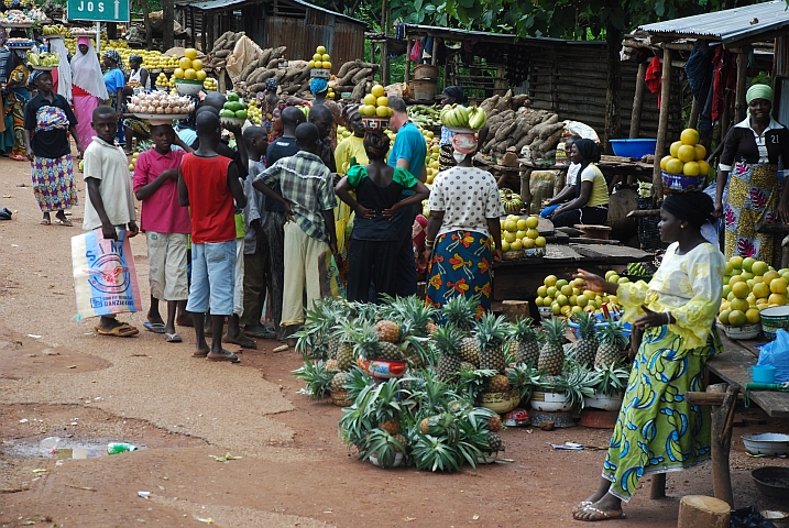 Thomas wird von Früchte- und Gemüseverkäufern umlagert