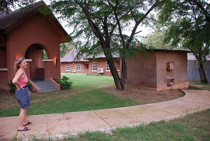 Isabella amüsiert sich über die Planung des Gehweges, der an einer Hauswand endet