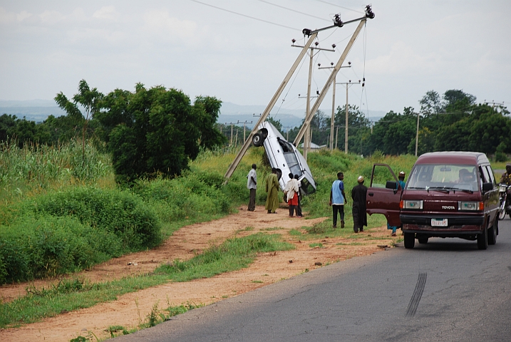Ein Auto am Leitungsmast, nichts spezielles im nigerianischen Strassenverkehr...