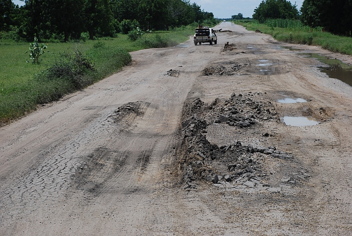 “Teerstrasse“ an die Grenze zu Kamerun nach Bama