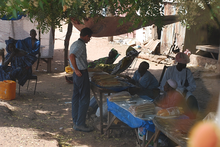 Thomas kauft noch rasch zwei Brote, wer weiss wie das Brot in Gambia ist...