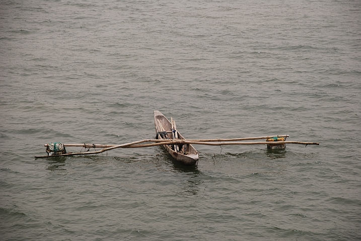 Ausleger-Einbaum im Casamance-Fluss in Ziguinchor