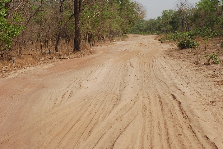 Sandiger Abschnitt der Piste nach Linkiring Richtung Guinea