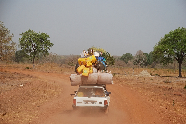 Guineisches Taxi völlig überladen unterwegs zur Grenze