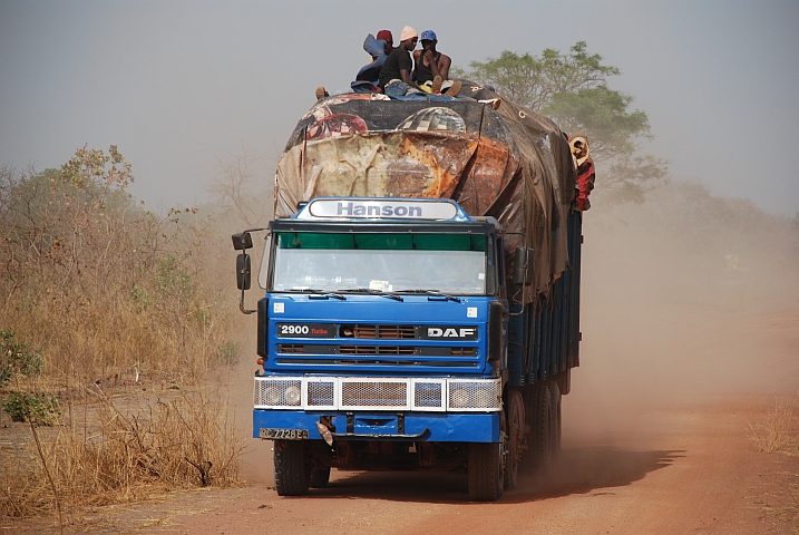 Guineischer Lastwagen bringt Güter in den Senegal