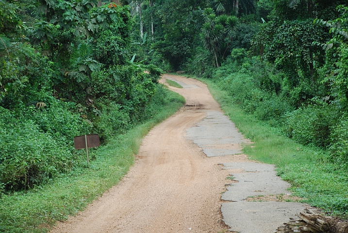 Teerreste zwischen der Grenze und Badou