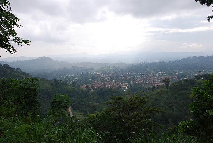 Das Städtchen Badou von einem Hügel aus