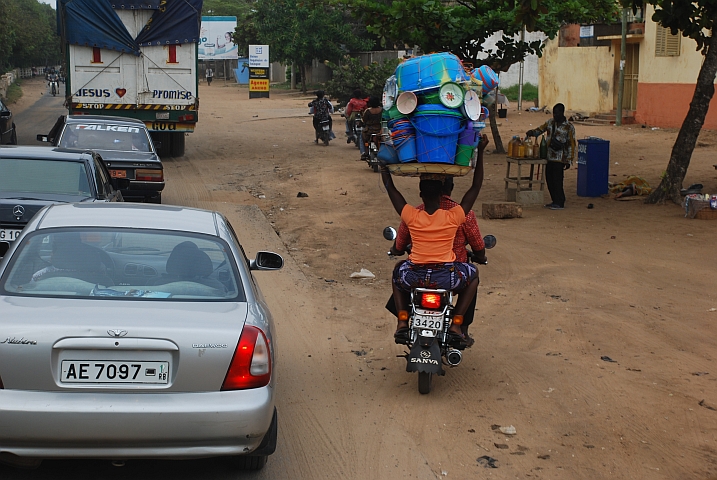 Die grosse Kunst des Motorradbeifahrens in Aného