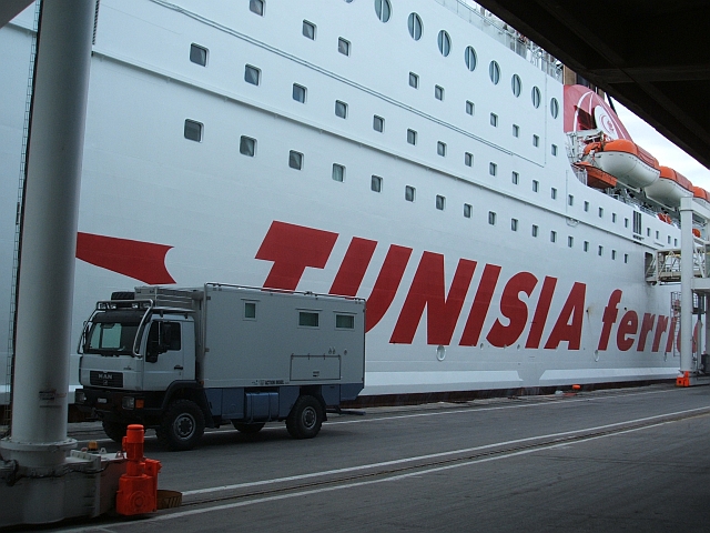 unser mobiles Haus vor der Fähre von Tunesien nach Genua