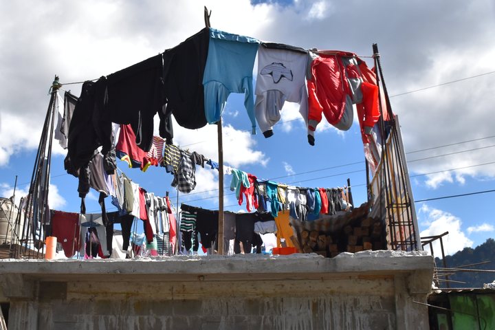 Wäschehänge im noch nicht gebauten 2. Stock eines Hauses