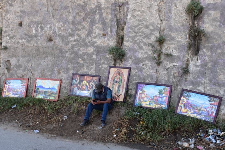 Bilderverkauf am Strassenrand bei Quatro Caminos in der Nähe von Quetzaltenango