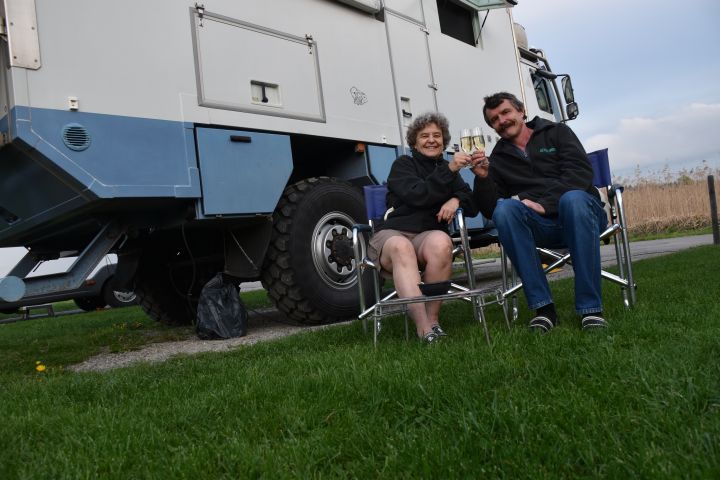 Wir stossen auf den ersten erfolgreichen Tag unserer Reise nach Asien an