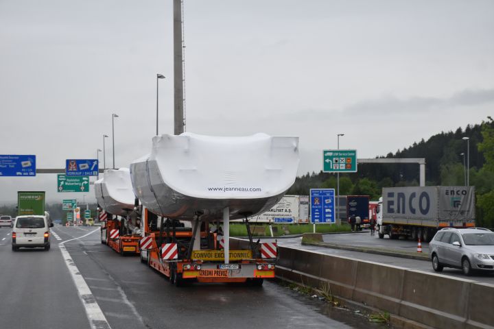Überbreite Bootstransporter warten an der deutsch-österreichischen Grenze auf die nächste Nacht