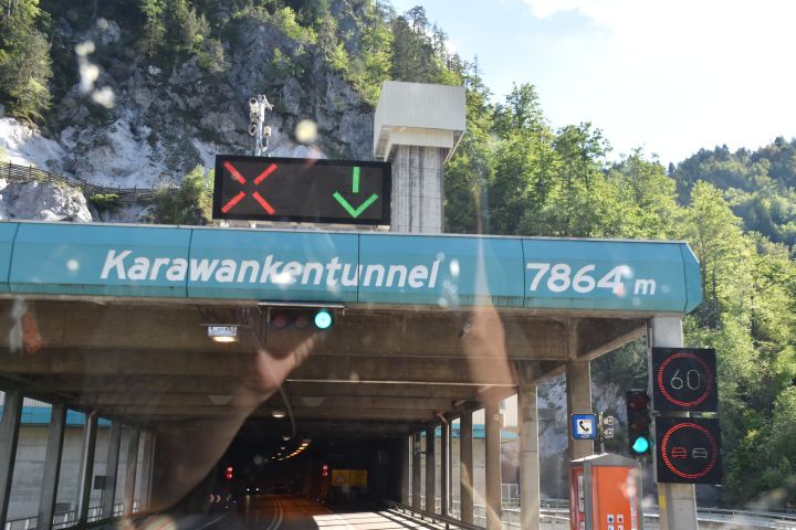 Der Karawankentunnel bringt uns endgültig in den Süden