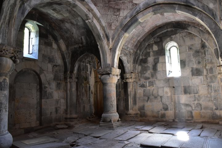 Der “Gawit“ genannte Vorraum der Erlöserkirche im Kloster Sanahin in nördlichen Armenien