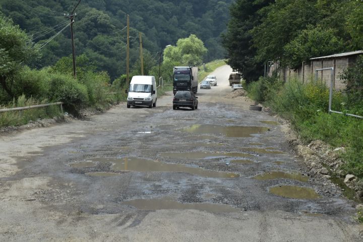 Löchrige Hauptstrasse durch das Debed Tal