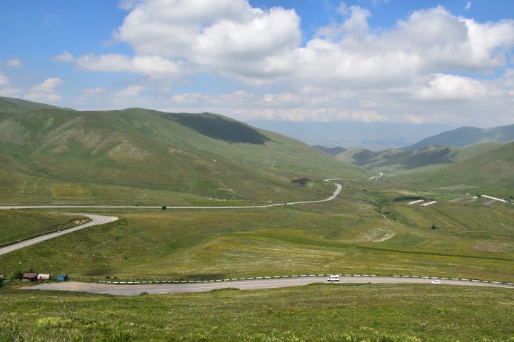 Passstrasse südlich von Spitak, die nach Jerewan führt