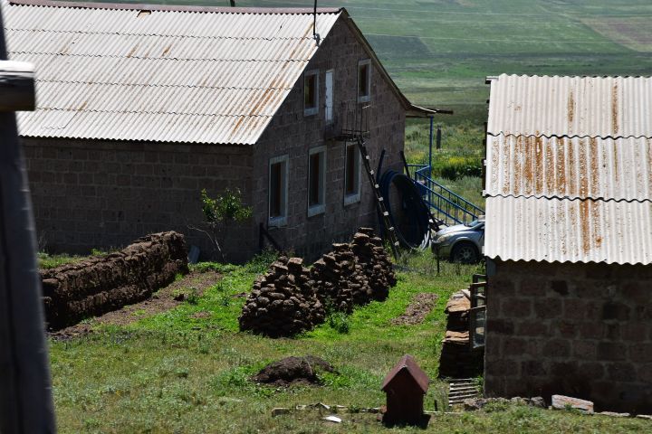 Hier trocknet zu Blöcken geformter Dung