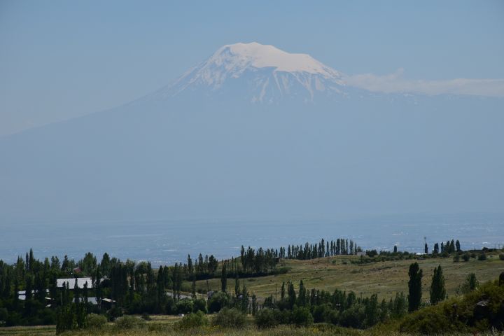 Der Ararat, mit 5’137m der höchste Berg der Türkei, überragt die Ebene bei Jerewan