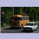 Gasgetriebener Bus (Gastanks auf dem Dach) und Lada-Taxi in Jerewan