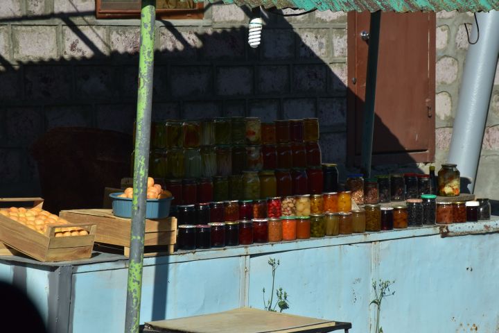 Eingemachtes am Strassenrand zum Verkauf