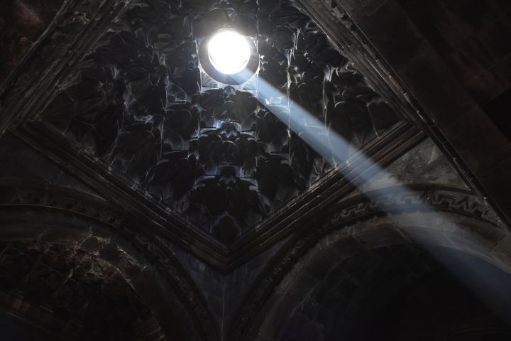 Die Kuppel des Gawit des Geghard Klosters östlich von Jerewan