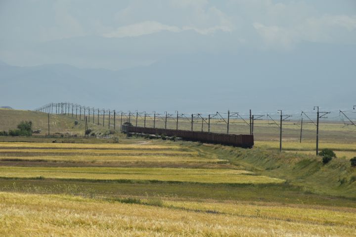 Güterzug bei Geghamasar auf dem Weg nach Vardenis