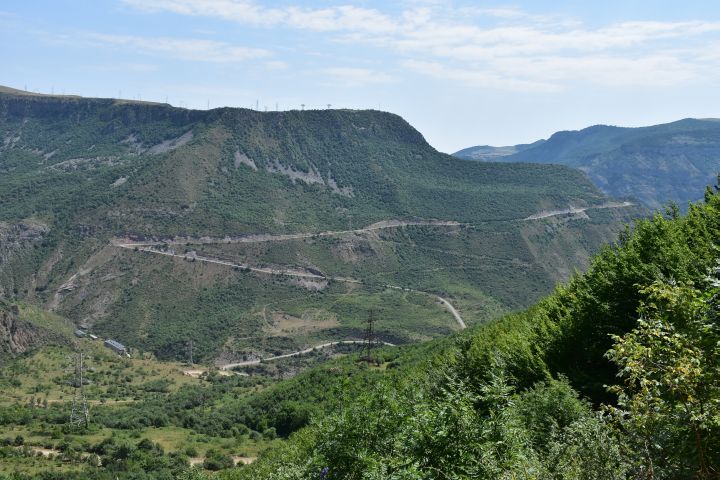 Die neu trassierte Strasse auf der Nordseite des Vorotan