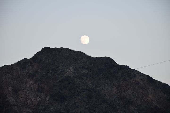 Der Mond geht über dem Iran auf